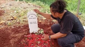 Innalillahi, Ibu Arie Drumer Band Tipex Meninggal Dunia