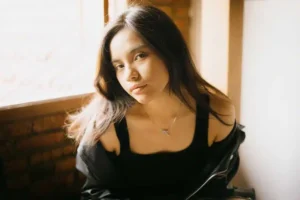 Vania Abby perkenalkan Dirinya Sebagai Pujangga Pop Remaja yang Otentik