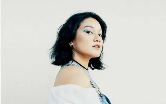 Rasyiqa Tinggalkan Suramnya Cinta, “Two Shades of Blue”