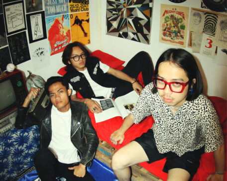 “Bersemi” Kemarahan Muchlis In English Menjelang Full album