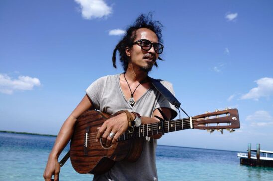 Ipang Lazuardi nyanyikan Lagu Tentang Cepatnya Perubahan Zaman di Single “GIMIK”