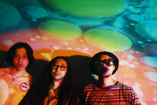 Merak Sodorkan Lagu plus Plus “MAN AGAINST THE MOON”