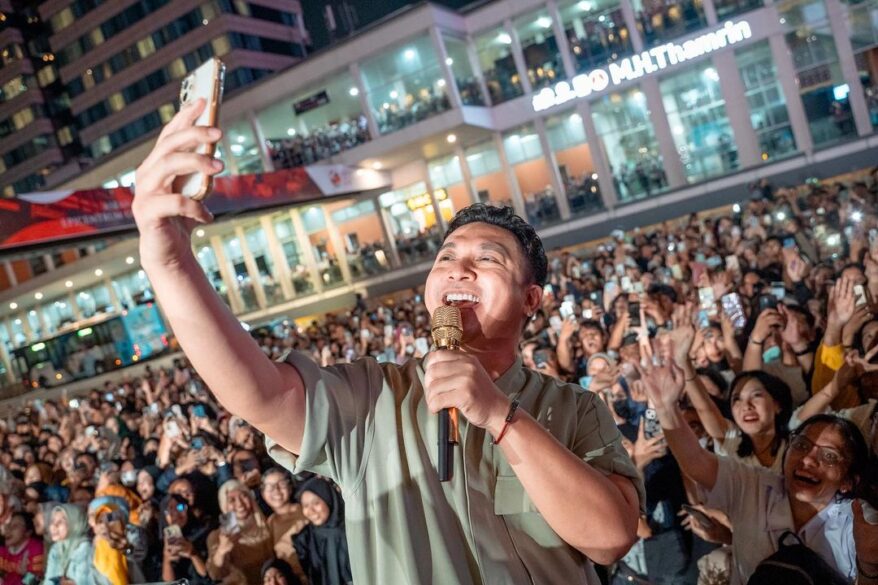 Kahitna Membuat Lautan Penonton Galau Bersama di Thamrin Jakarta Pusat