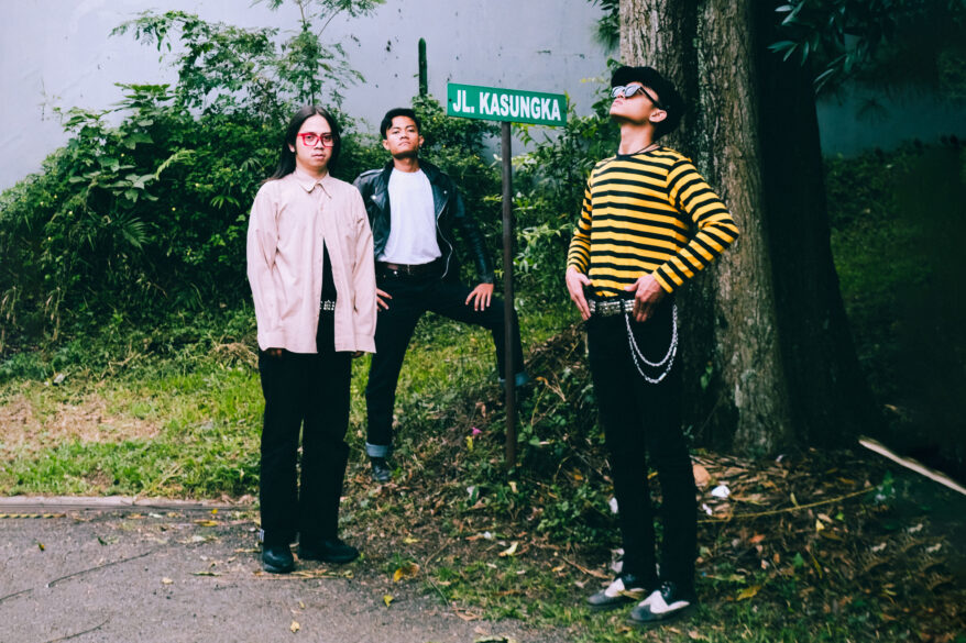 MUCHLIS IN ENGLISH Seenaknya Siap Gampar Kalian dengan Album Perdana