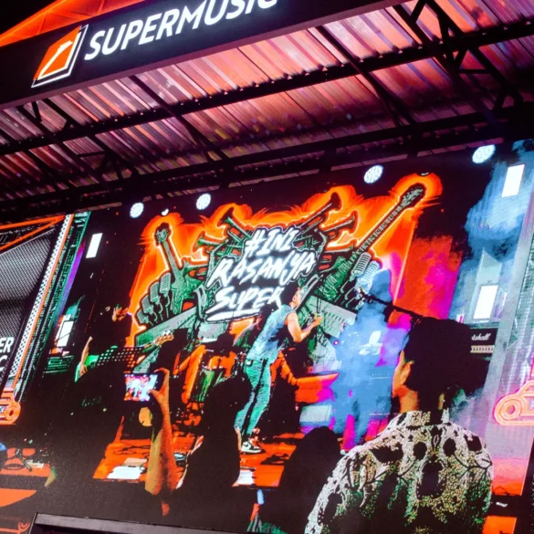 Band reguler Siap Sambut kalian di booth Supermusic, Jakarta Fair 2024