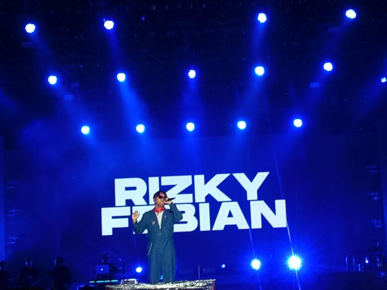 Hujan Terpa Jakarta Fair, the Changcuters & Rizky Febian tampil Penuh Semangat di Jakarta Fair 2024