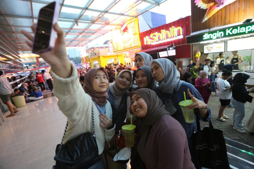 Pengunjung dari Luar Kota Antusias datang ke Jakarta Fair 2024