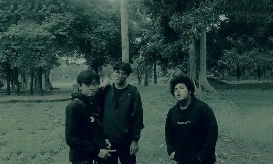 Stravin Luapkan Emosinya Di Debut Single “Mortal Combat”