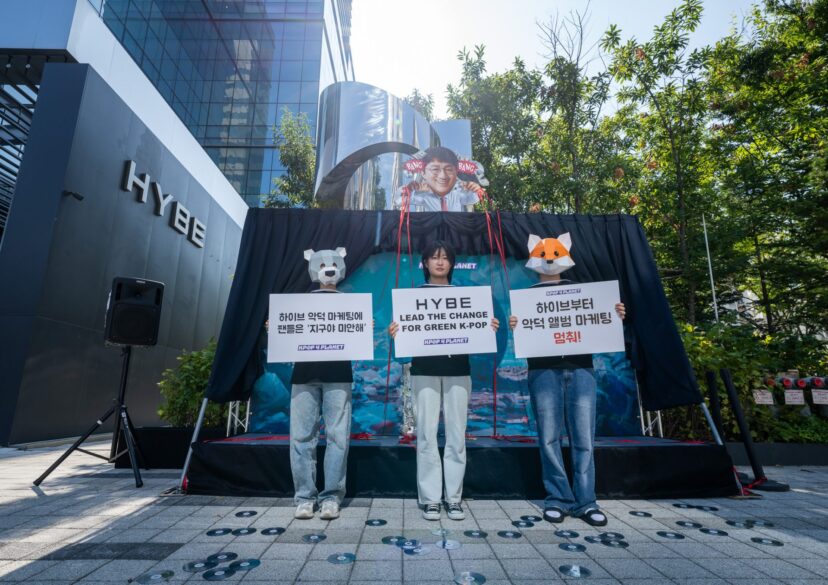 Penggemar K-pop Desak HYBE Hentikan Praktik Penjualan Tidak Ramah Lingkungan