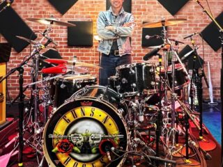 Isaac Carpenter Bergabung dengan Guns N’ Roses sebagai Drummer Baru