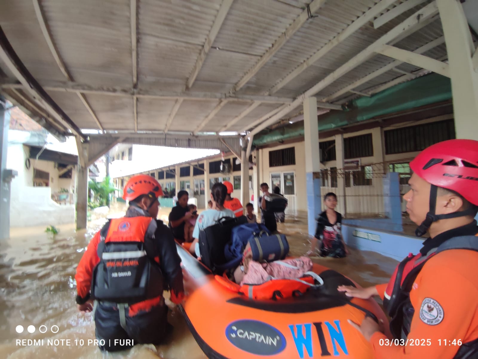 Tim Gabungan Evakuasi Warga Terdampak Banjir di Bantaran Kali Ciliwung