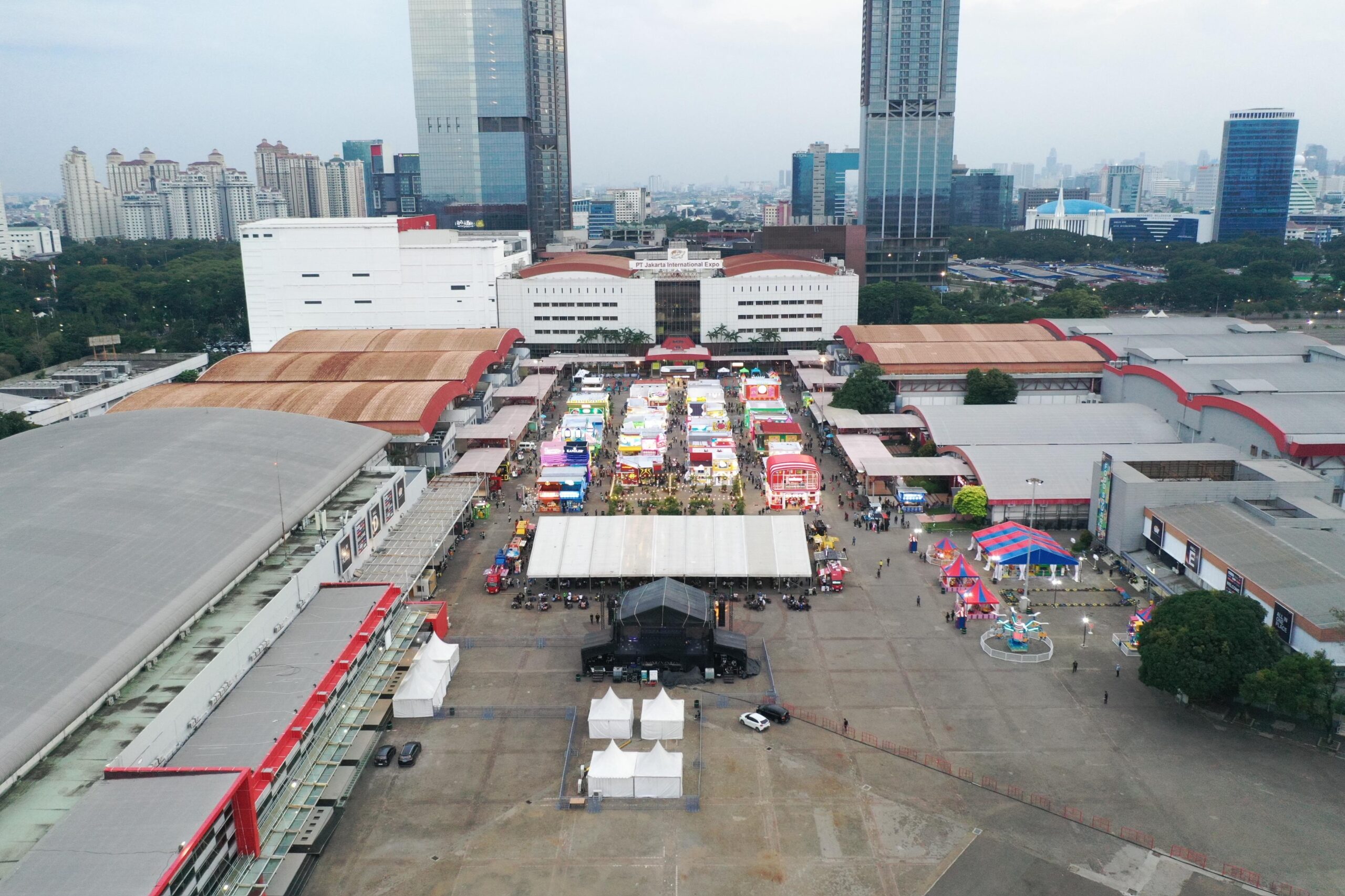 Bagi-bagi Takjil Gratis di Jakarta Lebaran Fair