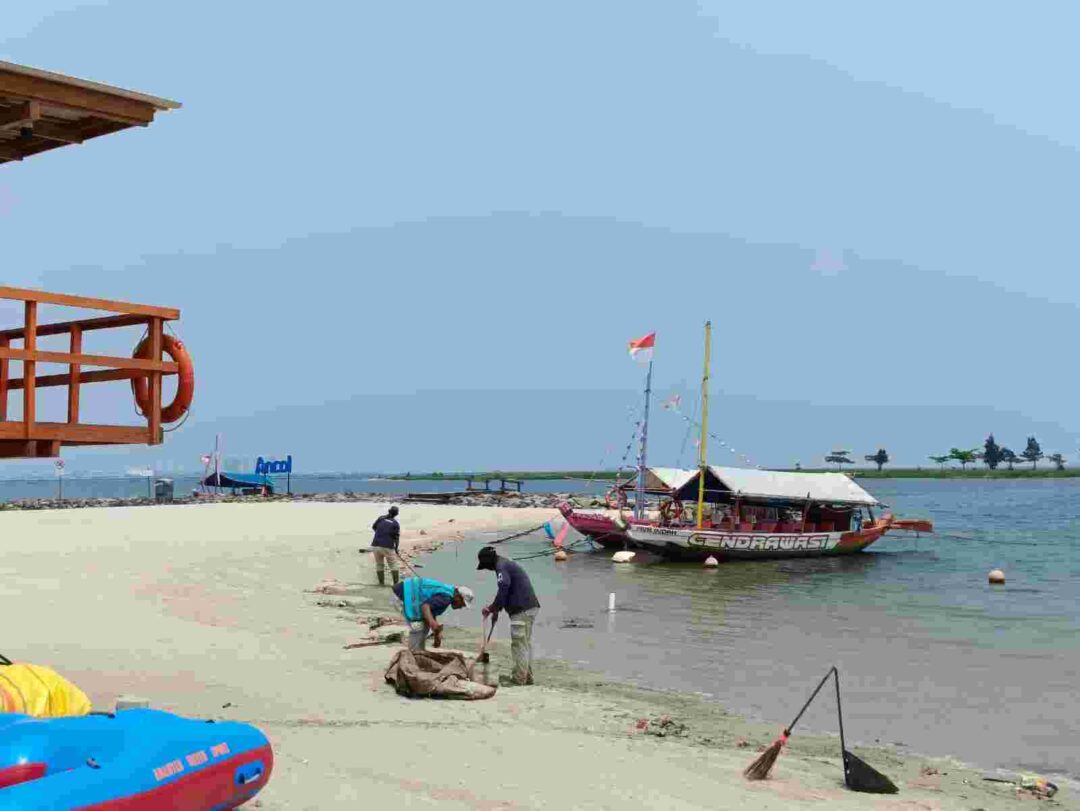 Cara Ancol Atasi Kiriman Sampah Laut