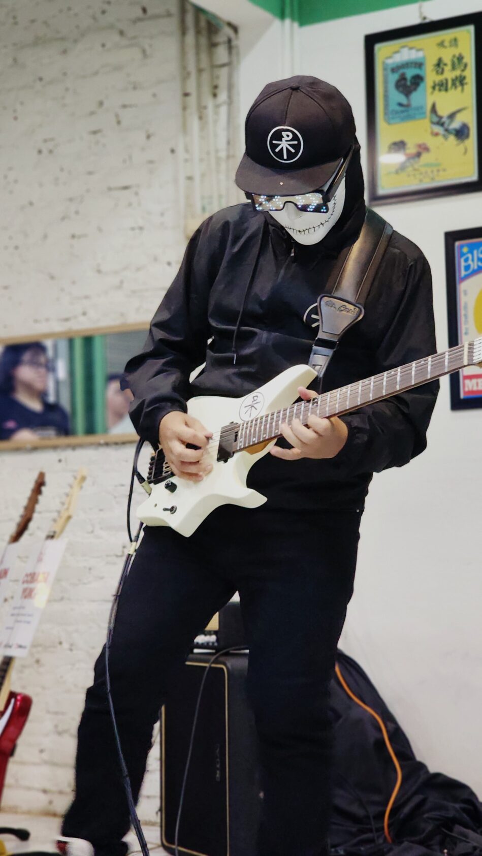 Cute Papa Manggung Bareng Gitaris Lokal & Kolaborasi Komunitas Musik