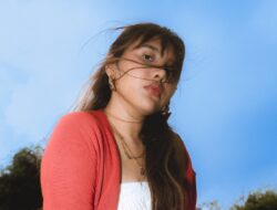 CAECILLIA Merilis “APA YANG KAU SEBUT RUMAH?” – Sebuah Lagu Tentang Kerinduan, Kehilangan, Dan Pertumbuhan