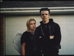 Yungblud Rilis Single Baru “Zombie” dengan MV Bintang Florence Pugh