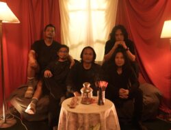 Menikmati Perjalanan Rohani Jalur Musikal  Bersama  Single Baru Under The Big Bright Yellow Sun