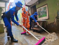Banjir Surut, Tim SAR Ditpolairud Polda Metro Jaya Turun Tangan! Warga Kampung Pulo Dibantu Bersih-Bersih Total