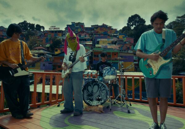 Dongker & Jason Ranti Rilis MV “Disarankan di Bandung”, Hadirkan Pidi Baiq & Dendy Darman sebagai Cameo