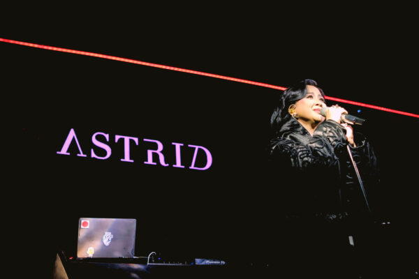 Astrid Rayakan 22 Tahun Karier Lewat Showcase Intim “Masih Di Sini” di Jakarta