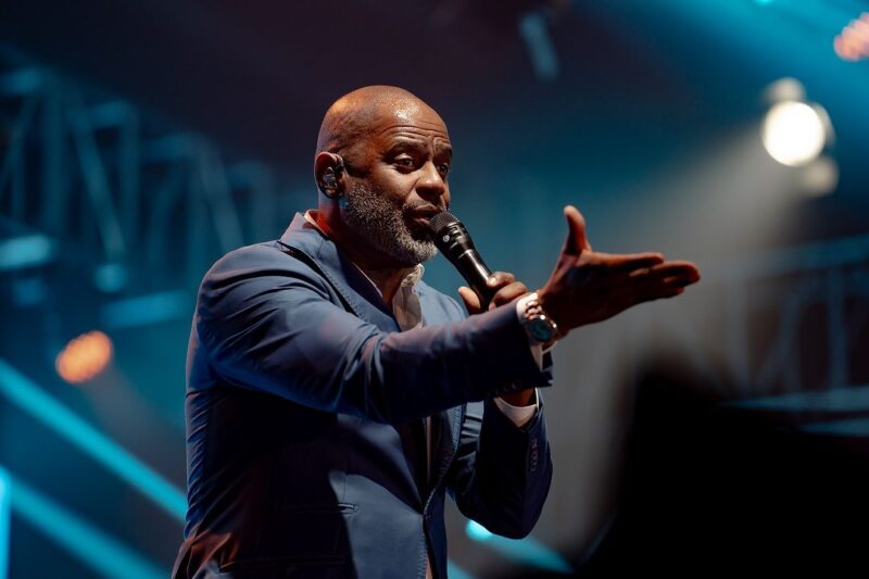 Konser Brian Mcknight dibuka oleh Dira Sugandi