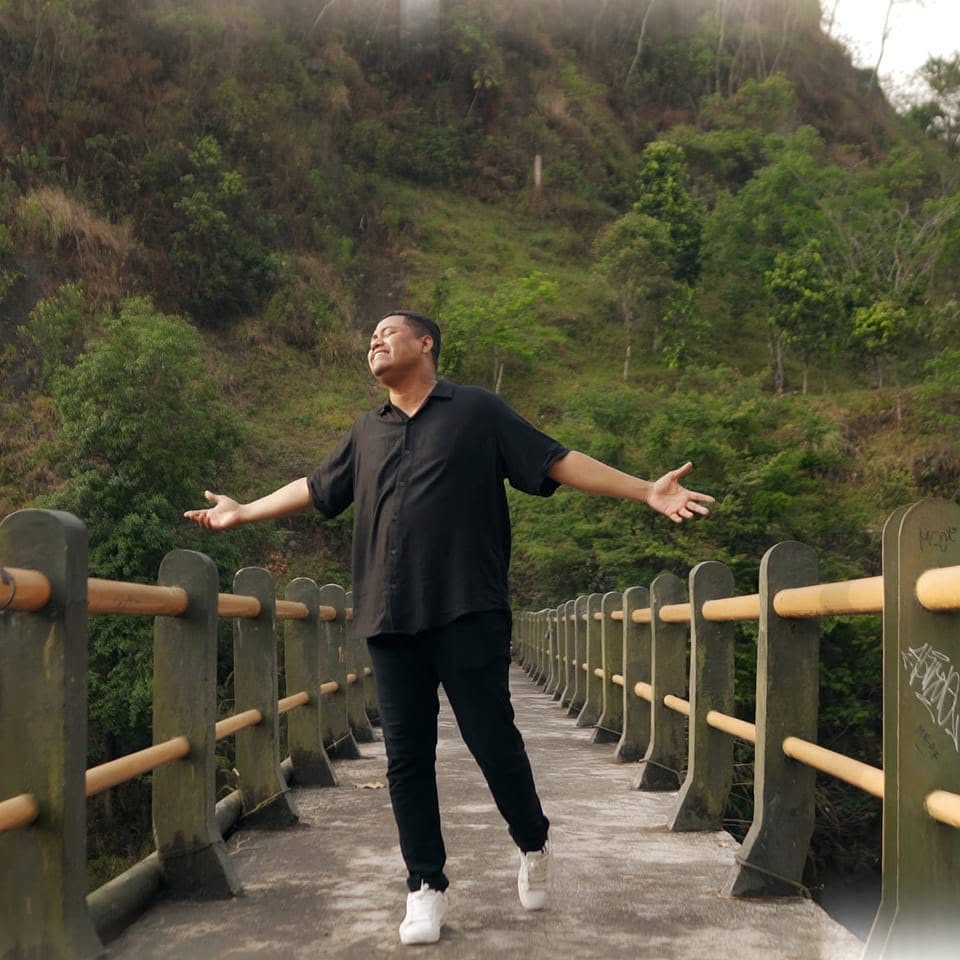Bryan Zparta Rilis Single “Kode Kode Mata”, Membawa Nuansa Pop Ambon yang Hangat dan Penuh Makna