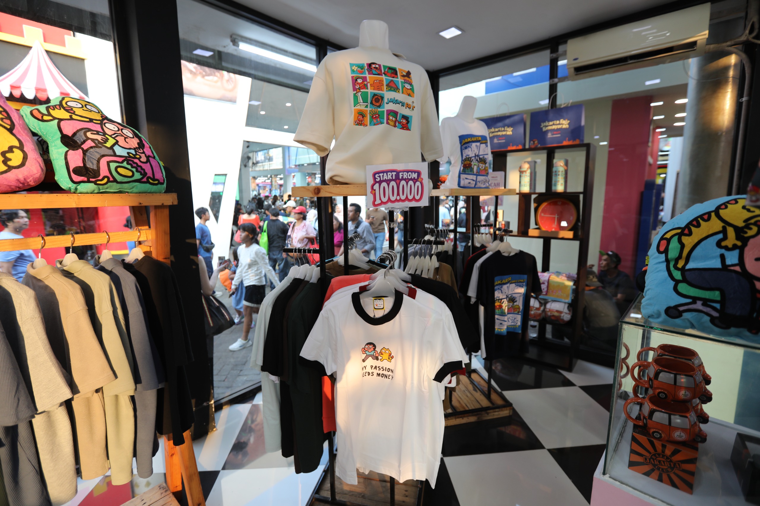 Merchandise Resmi Jakarta Fair 2026 Laris Diburu, Boneka TransJakarta hingga Bajaj Jadi Favorit Pengunjung