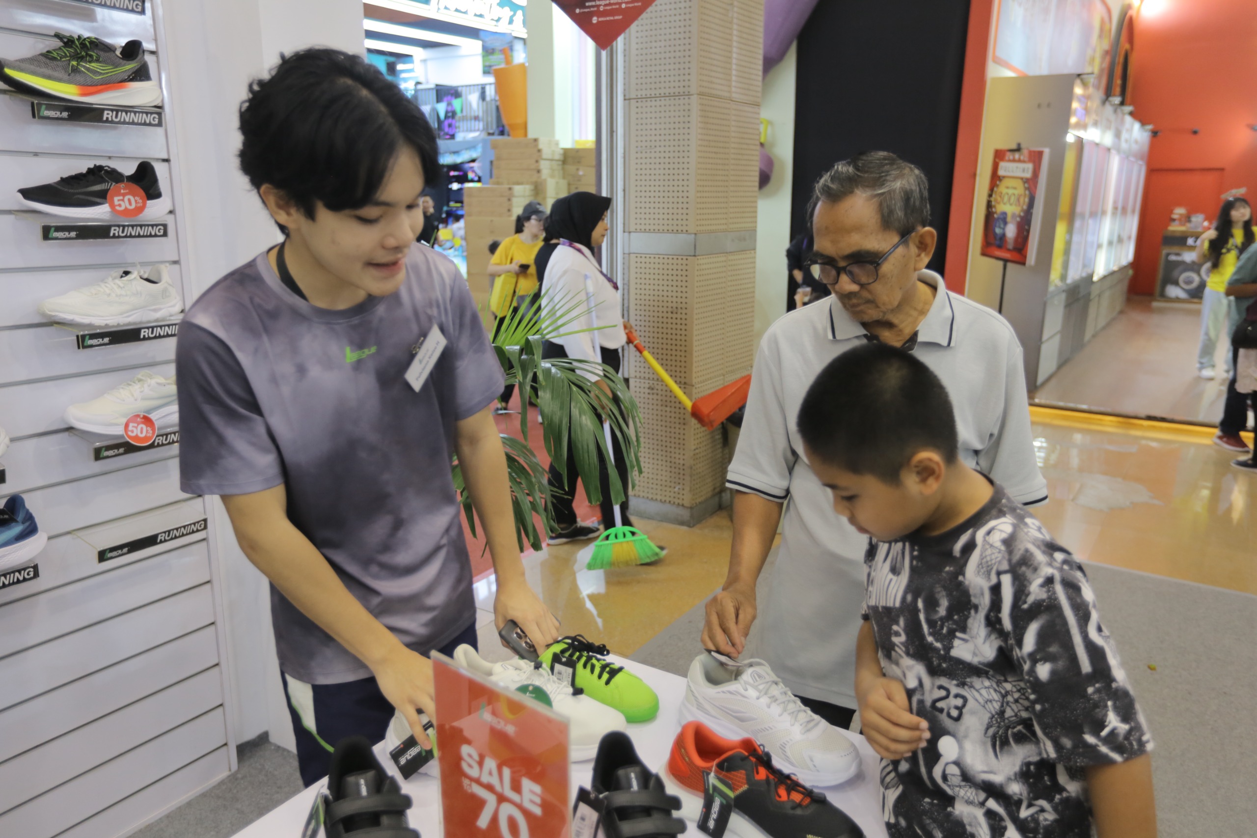 Sepatu Sekolah Diskon Hingga 80% di Pekan Terakhir Jakarta Fair 2026